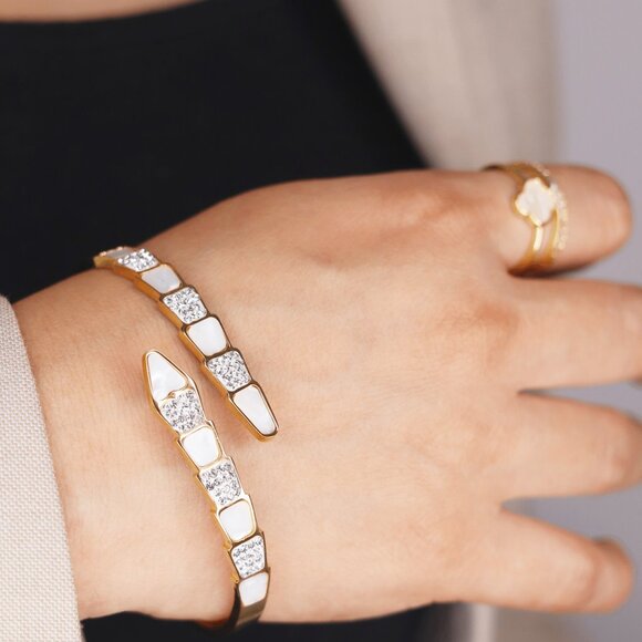 Chic Stainless Steel Sneaky Bangle - Perfect Everyday Accessory - Picture 4 of 4